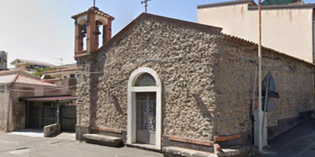 Facciata a capanna della Chiesa di San Gaetano in blocchi di pietra lavica, con il campanile sul lato sinistro