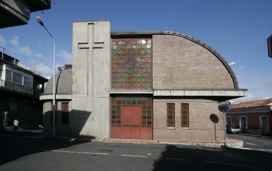 Facciata moderna della Chiesa di Sant'Antonio Abate, con corpo centrale retto in cemento e corpi laterali curvi in mattoni