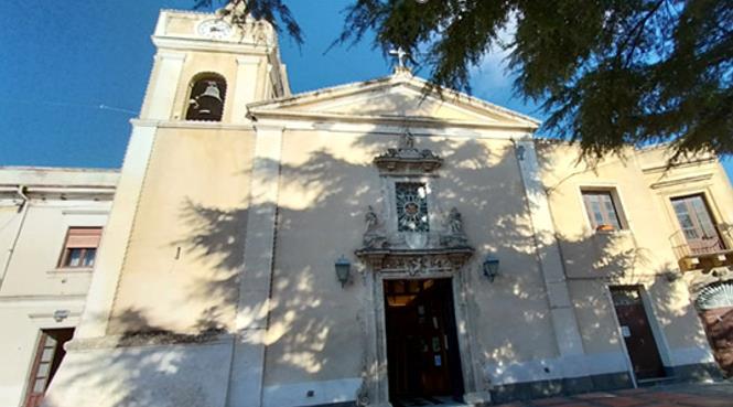 Facciata della Chiesa Madre di Santa Caterina d'Alessandria con il campanile e il portale barocco