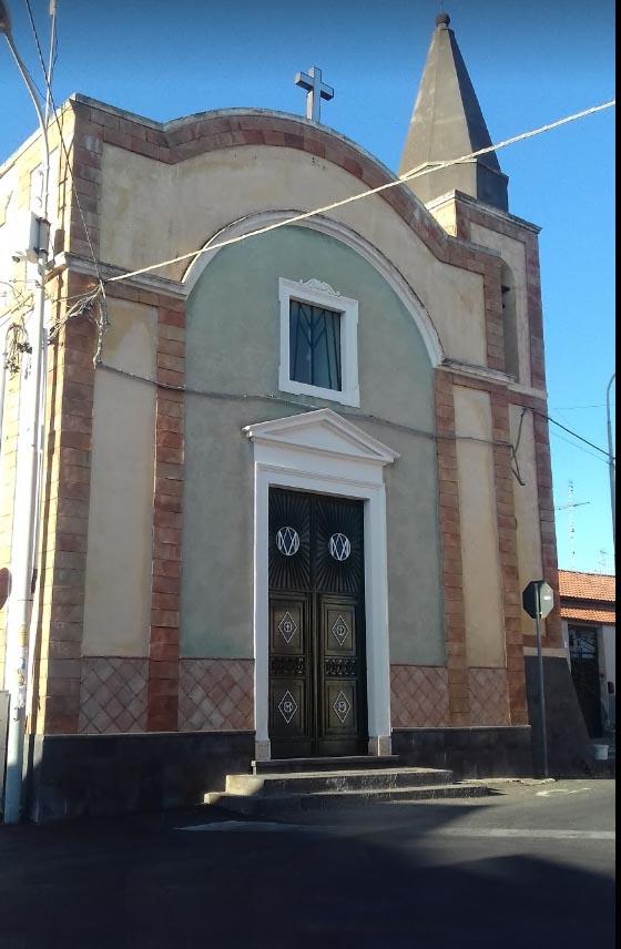 Facciata della Chiesa di Santa Maria delle Grazie con il portale sormontato dal timpano e il campanile a cuspide