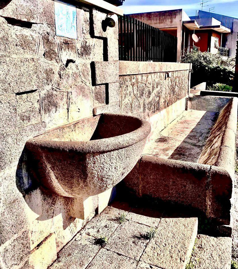 La vasca circolare e l'abbeveratoio in pietra lavica lungo la strada per Camporotondo Etneo