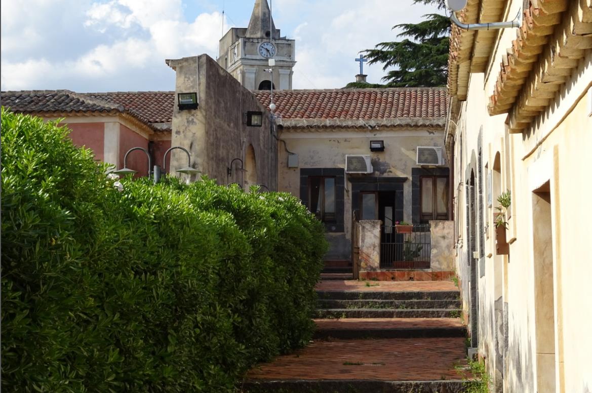 Uno scorcio del Villaggio del Pino - Le Ginestre, la località dove si trova la Grotta Campana