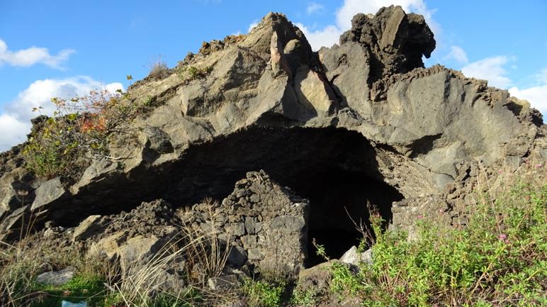 L'ingresso della Grotta degli Sgangheri aperto nel fronte di roccia lavica