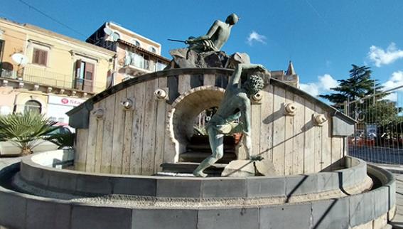La fontana monumentale "Mosè e il dono dell'acqua", con le figure in bronzo che sgorgano dalla roccia scolpita