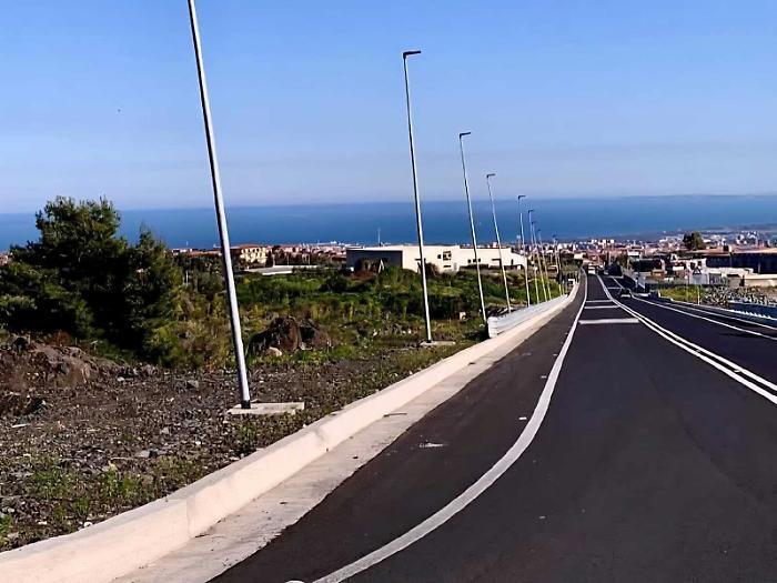 Un tratto della Strada dell'Etna con vista sulla piana di Catania e sul mare