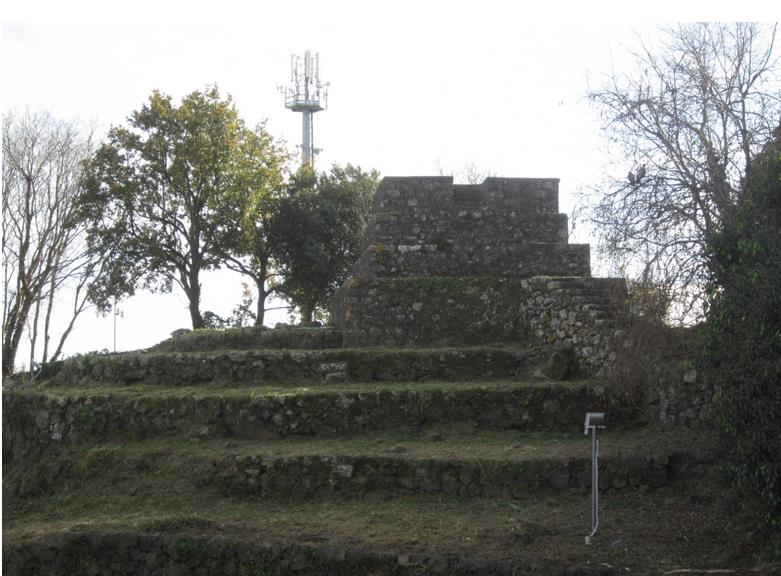 La Torretta Belvedere in pietra lavica a terrazze, sormontata dalla passerella metallica della Torre Panoramica